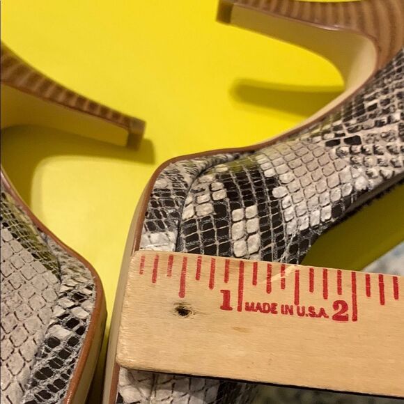 Calvin Klein Women's Snakeskin Peep Toe Heels Size 6.5 - Picture 4 of 7